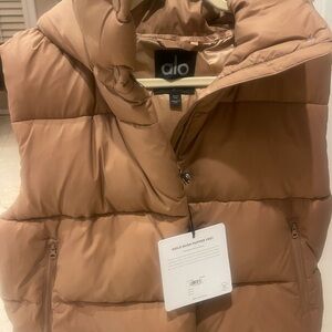 ALO Yoga Gold Rush Puffer Vest - Toasted Almond